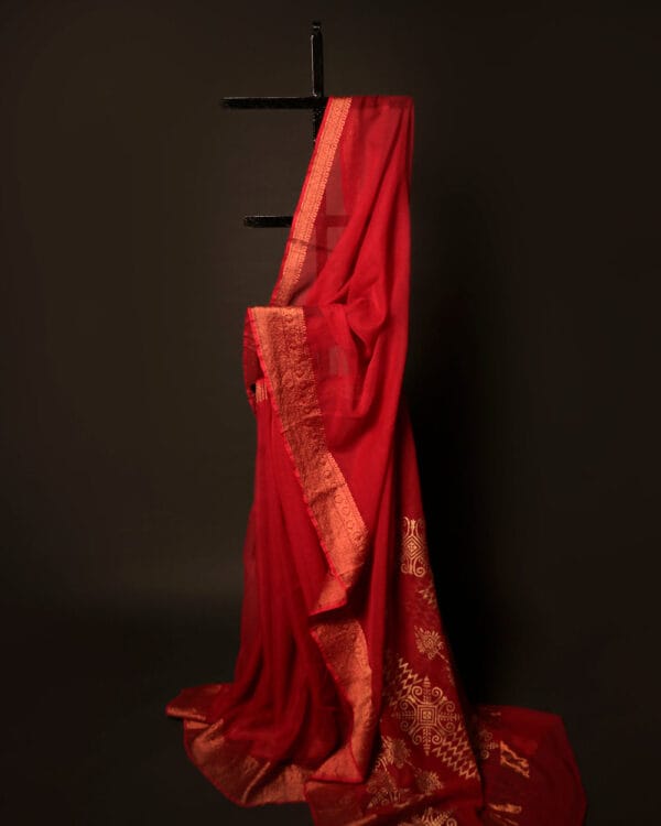 Crimson_Elegance_Red_Kota_Cotton_Zari_Printed_Saree Crimson Elegance Red Kota Cotton Zari Printed Saree, Close up